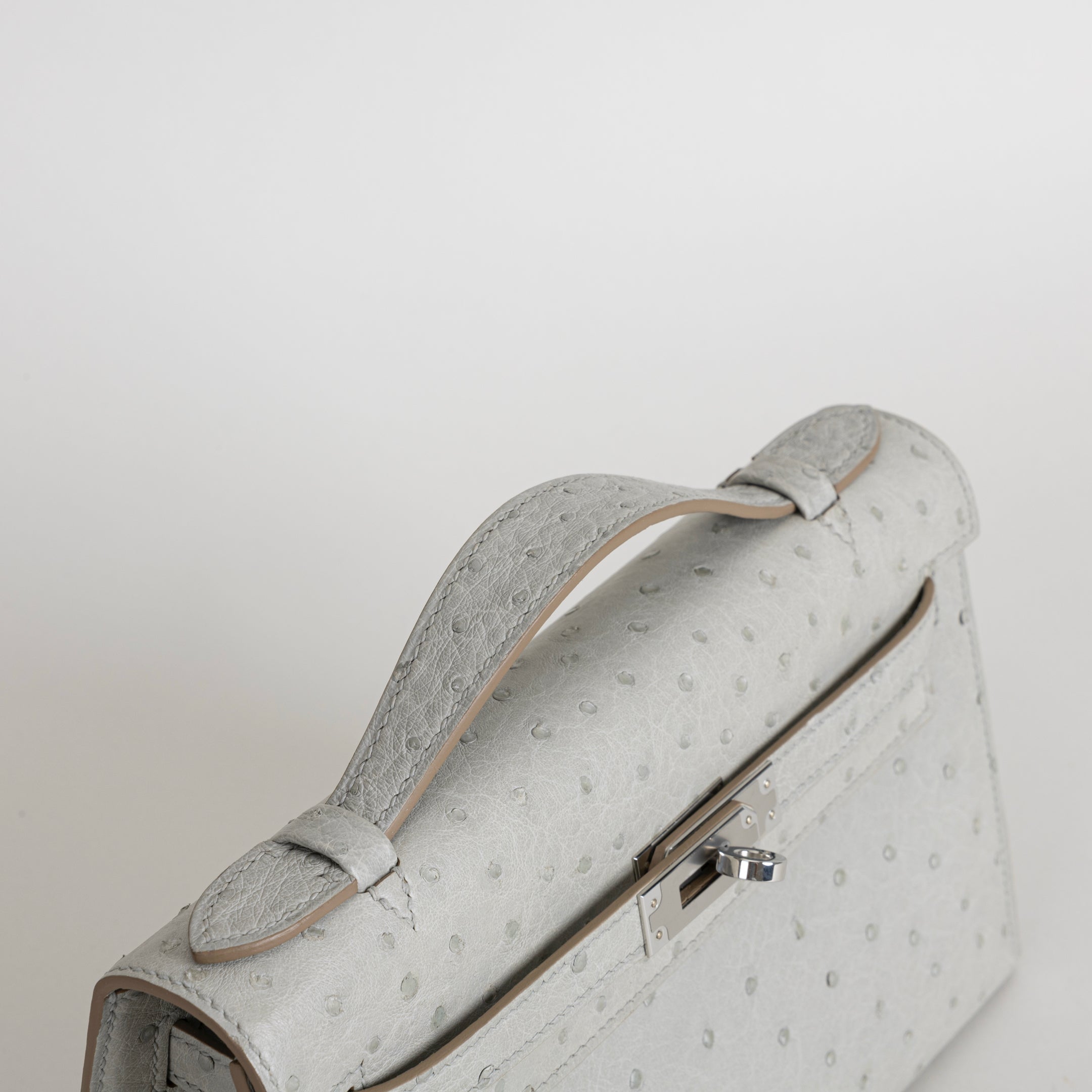 KELLY POCHETTE OSTRICH LEATHER GRIS PERLE WITH PALLADIUM HARDWARE (PHW)
