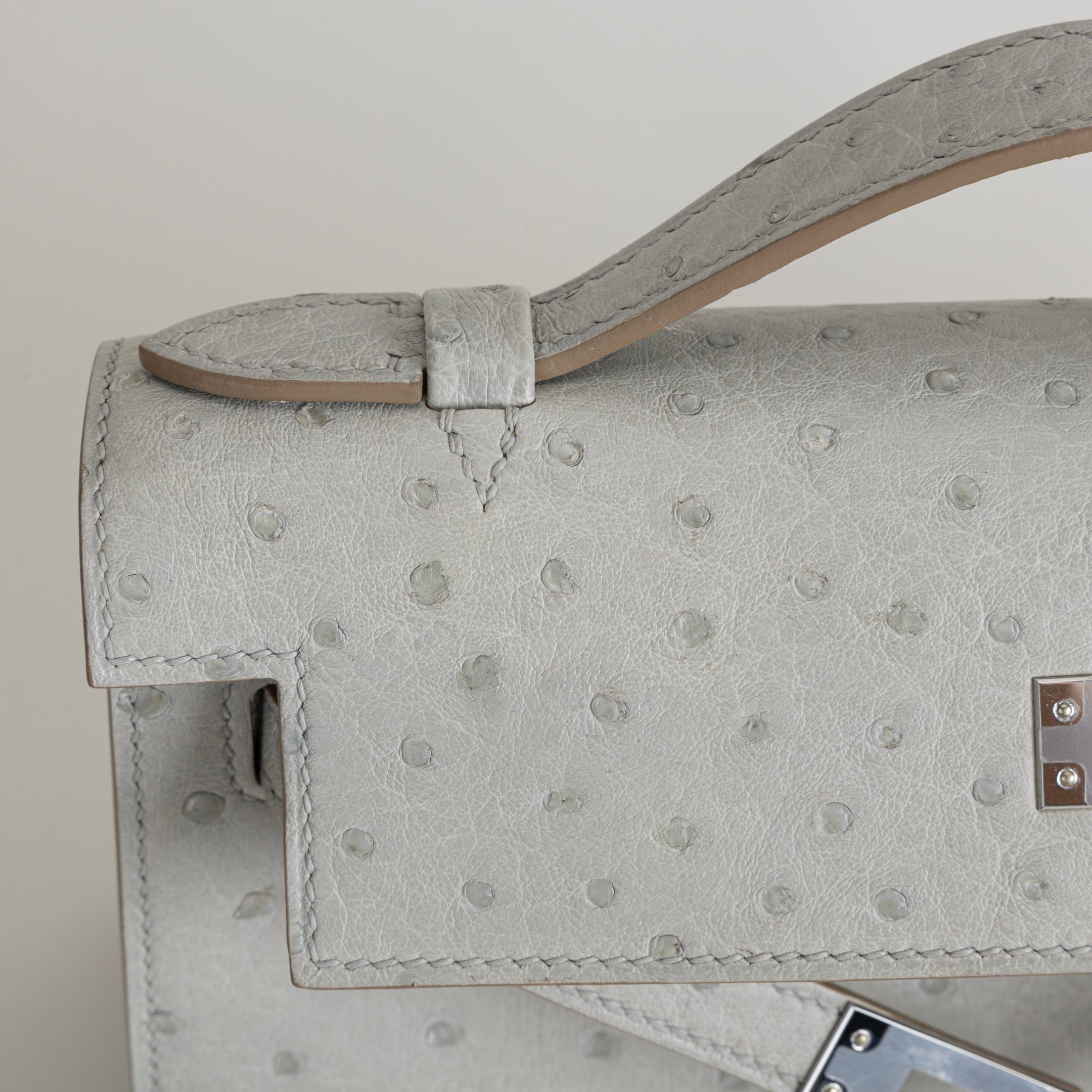 KELLY POCHETTE OSTRICH LEATHER GRIS PERLE WITH PALLADIUM HARDWARE (PHW)