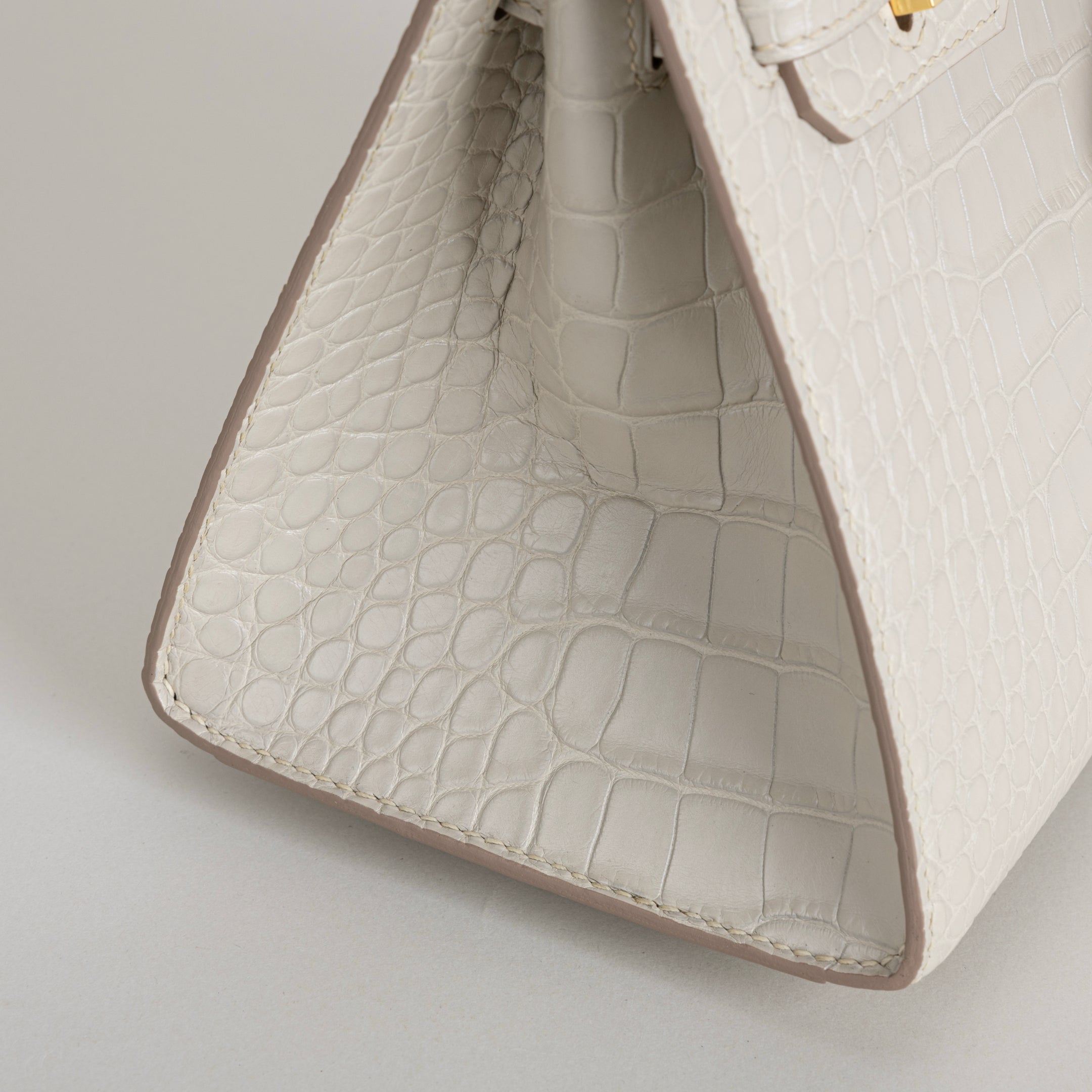 BIRKIN 20 (SELLIER SHAPE) MATTE MISSISSIPPIENSIS ALLIGATOR LEATHER BETON WITH GOLD HARDWARE (GHW)