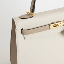 KELLY 25 EPSOM LEATHER HORSESHOE STAMP (HSS) BI-COLOR CRAIE & TRENCH WITH GOLD HARDWARE (GHW)