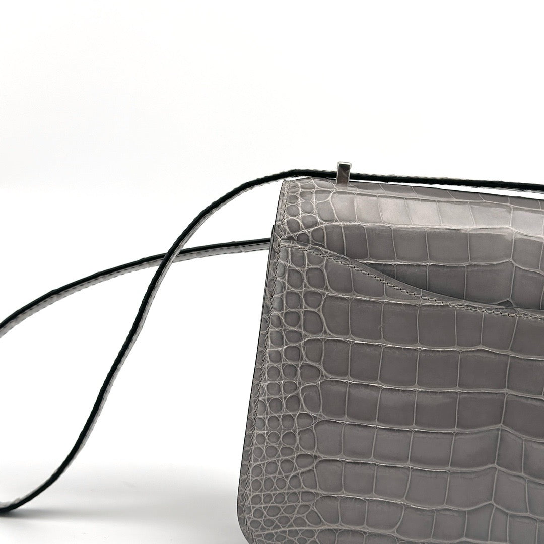 CONSTANCE 18 (MINI) SHINY MISSISSIPPIENSIS ALLIGATOR LEATHER GRIS TOURTERELLE WITH PALLADIUM HARDWARE (PHW)